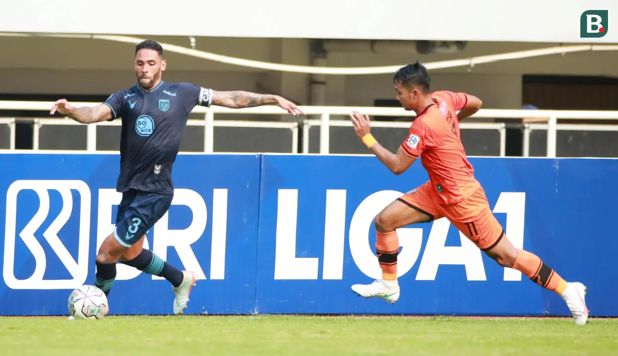 Pemain Persela Lamongan, Demerson Bruno Costa (kiri) berebut bola dengan pemain Persiraja Banda Aceh, Muhammad Isa dalam laga pekan ke-5 BRI Liga 1 2021/2022 di Stadion Pakansari, Bogor, Selasa (28/9/2021). Persela menang 1-0. (Bola.com/ M Iqbal Ichsan)