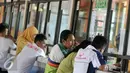 Sejumlah pemudik membeli tiket bus di loket resmi Terminal Kampung Rambutan, Jakarta, Jumat (24/6). Sejumlah pemudik memilih pulang lebih awal untuk menghindari kemacetan dan harga tiket yang tinggi. (Liputan6.com/Yoppy Renato)