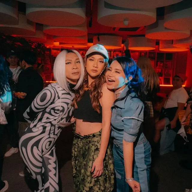 6 Potret Nyentrik Aming saat Hadiri Acara Ulang Tahun Artis, Tampil Beda