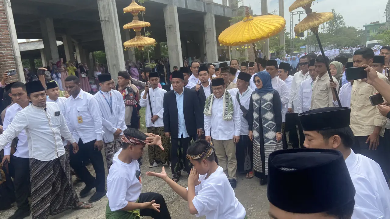 Atraksi Silat Santri Sambut Cak Imin Hadiri Haul dan Silatnas Alumni Ponpes di Pasuruan