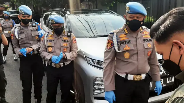 Personel Brimob Polri mendatangi rumah pribadi Ferdy Sambo di Jalan Saguling III, Duren Tiga Barat, Pancoran, Jakarta Selatan.