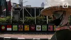 Warga melintasi mural sosialisasi bahaya COVID-19 di Jalan Sultan Iskandar Muda, Jakarta, Rabu (23/9/2020). PSBB pengetatan sepekan terakhir ini belum efektif menurunkan angka jumlah harian Covid-19 di DKI yang tercatat bertambah 1.122 kasus di ibu kota pada Selasa (22/9). (Liputan6.com/Johan Tallo)