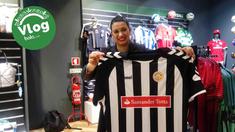 Jurnalis Bola.com, Reza Khomaini, mengajak sahabat Bola.com berburu jersey klub masa kecil Cristiano Ronaldo di Funchal.