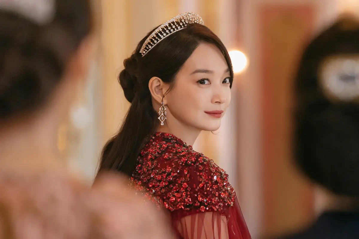 Shin Min Ah dalam drakor The Remarried Empress. (Disney Plus)