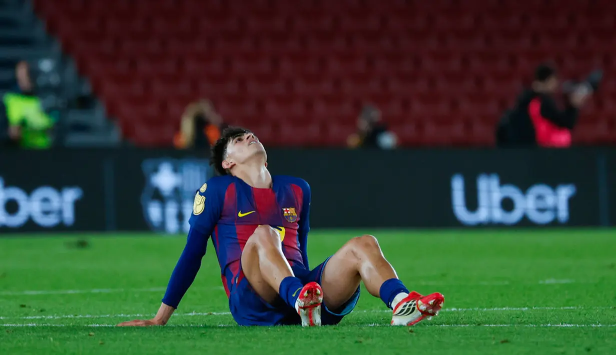 Pemain Barcelona, Marc Bernal, tampak lesu setelah laga melawan Atletico Madrid pada leg kedua Copa del Rey 2025/2026 di Stadion Camp Nou, Rabu (04/03/2026). (AP Photo/Joan Monfort)