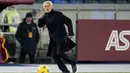 Pelatih AS Roma, Jose Mourinho berusaha menghentikan bola saat laga lanjutan Liga Italia 2023/2024 melawan Atalanta di Olympic Stadium, Roma, Italia, Senin (08/01/2024) dini hari WIB. (AP Photo/Andrew Medichini)