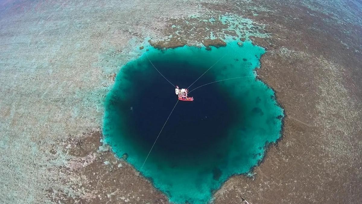 Lubang Biru Laut Dalam