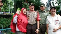Kapolda Metro Jaya Irjen Pol M Iriawan bersama Pangdam Jaya Mayjen Teddy Lhaksmana berfoto bersama warga di TPS 4 Gambir, Jakarta Pusat, Rabu (15/2). Kapolda bersama Pangdam memantau pelaksanaan Pilkada DKI 2017di sejumlah TPS. (Dok. Istimewa)