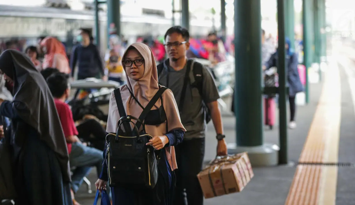 Penumpang turun dari kereta api Taksaka Yogyakarta tiba dI Stasiun Gambir, Jakarta, Minggu (9/6/2019). Pada H+4 Lebaran yang merupakan puncak arus balik lebaran, sebanyak 78.249 orang tiba di Jakarta melalui Stasiun Gambir sejak 6 Juni 2019 sampai dengan hari ini. (Liputan6.com/Faizal Fanani)