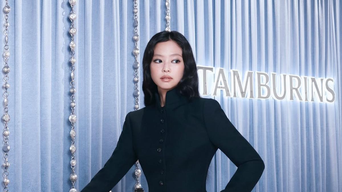 Usai Dikabarkan Putus Kontrak, Jennie BLACKPINK Muncul di Pop-up Tamburins dengan Gaya Gothic Serba Hitam
