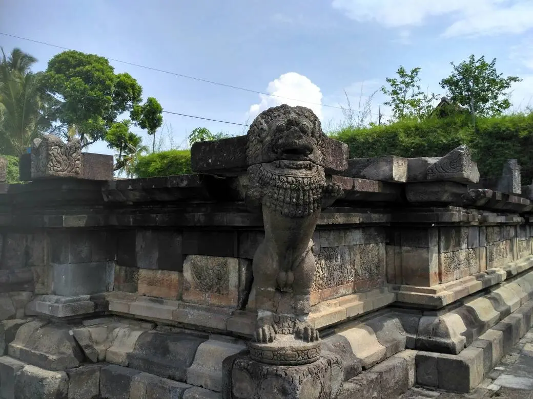 Singa penjaga ini sangat misterius karena bentuk arca ini tak lazim ada di Indonesia. (foto : Liputan6.com / edhie prayitno ige)