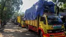 Sementara itu, pembuangan dilakukan pada satu titik dan tak bisa dilakukan bersamaan, sehingga truk harus masuk secara bergantian. (merdeka.com/Arie Basuki)