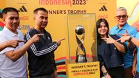 Wakil Ketua PSSI, Ratu Tisha Destria (kedua dari kanan), mengajak warga Kota dan Kabupaten Bandung untuk ramai-ramai menonton Piala Dunia U-17 2023 pada 10 November-2 Desember 2023 dalam event&nbsp;Trophy Experience Piala Dunia U-17 2023, Minggu (22/10/2023). (Bola.com/Bagaskara Lazuardi)