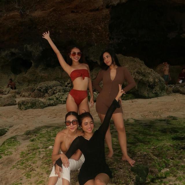 6 Potret Liburan Fuji di Bali Bareng Rachel Vennya, Baju Disorot karena Terlalu Terbuka