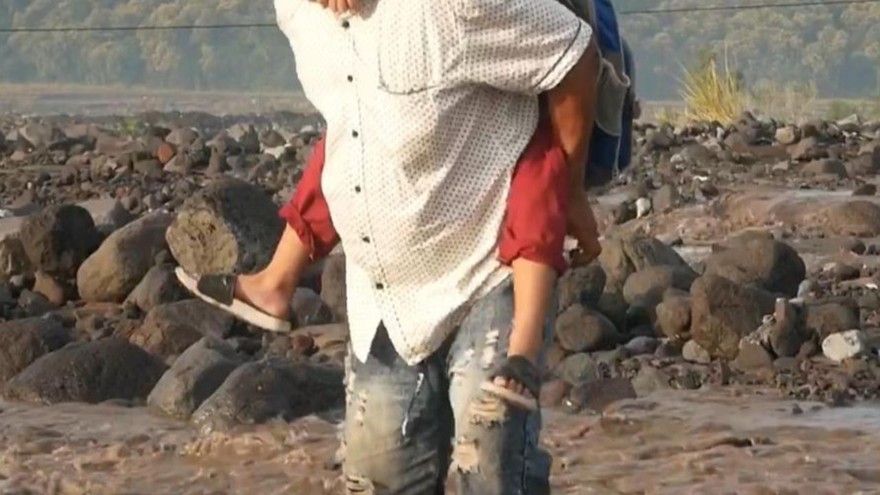 Anak-Anak Lawan Derasnya Lahar Semeru Demi Sekolah