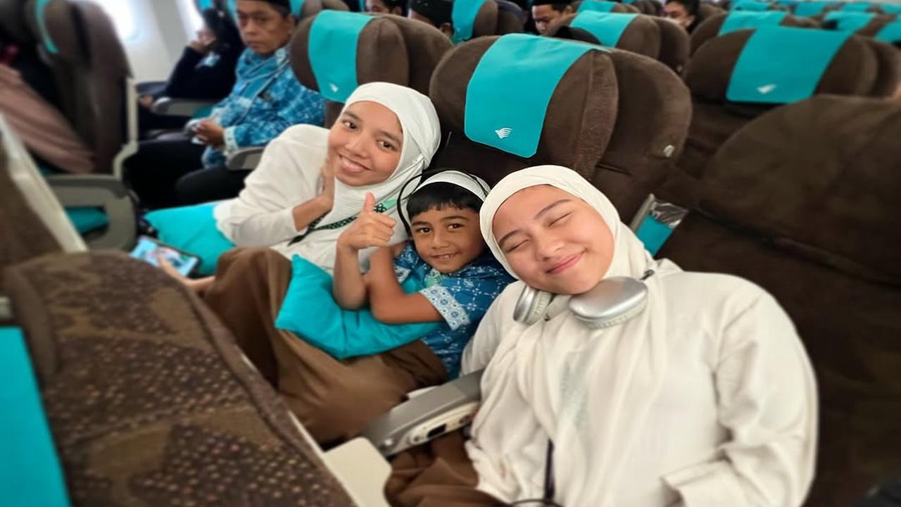 Potret Meisya Siregar dan Bebi Romeo Ajak Keluarga Jalani Umroh Bersama