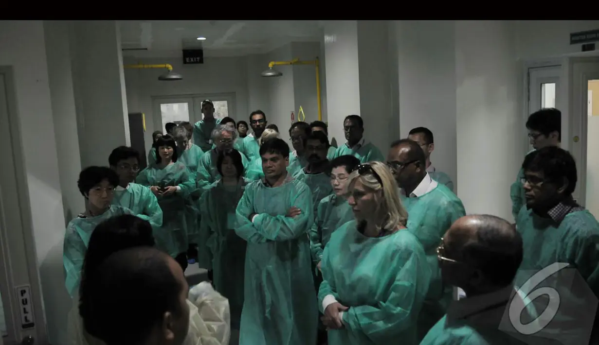 Para peserta kegiatan National Influenza Center memperhatikan dengan seksama penjelasan yang diberikan oleh ahli di Laboratorium Penelitian Penyakit Infeksi Prof Dr Sri Oemijati, Jakarta, Kamis (14/08/2014) (Liputan6.com/Johan Tallo)