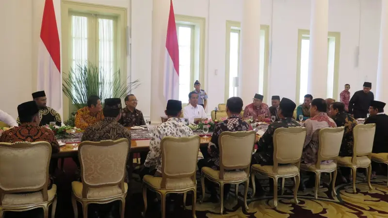 Jokowi menerima kunjungan pengurus Forum Betawi Rempug (FBR) di Istana Kepresidenan, Bogor, Jawa Barat. (Liputan6.com/Lizsa Egeham)
