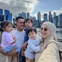 Kesha Ratuliu liburan ke Singapura bersama ketiga anaknya. [@kesharatuliu05]