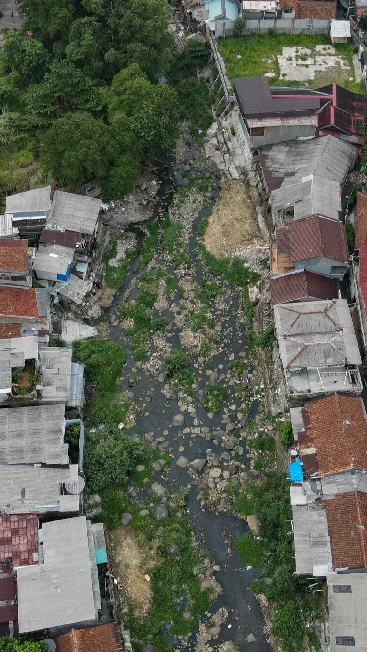 Kondisi ini juga berpengaruh pada kualitas air sumur yang ada di rumah-rumah penduduk .<br>