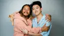 Rich Brian (kanan) berpose dengan sutradara Justin Chon untuk mempromosikan film Jamojaya saat Sundance Film Festival 2023 di Latinx House, Park City, Utah, Amerika Serikat, 22 Januari 2023. Pemeran lain yang bergabung dengan Rich Brian dalam film ini adalah Anthony Kiedis vokalis Red Hot Chili Peppers, Henry Ian Cusick, Yayu Unru, dan Kate Lyn Sheil. (Photo by Taylor Jewell/Invision/AP)