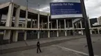 Sebuah plang menampilkan nama baru dari jalan yang mengelilingi stadion Maracana, yang sekarang akan dikenal sebagai King Pele Avenue di Rio de Janeiro, Brasil, 4 Desember 2022. Perubahan nama tersebut sebagai penghargaan untuk legenda sepak bola Brasil, Edson Arantes do Nascimento atau lebih dikenal sebagai Pele. (AP Photo/Bruna Prado)