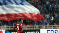 Gelandang Timnas Indonesia, Ferdinand Sinaga termangu usai laga final kedua Piala AFF 2016 melawan Thailand di National Stadium Rajamangala, Bangkok, Sabtu (17/12). Indonesia kalah 2-0 dan harus puas menjadi runner up. (Liputan6.com/Helmi Fithriansyah)