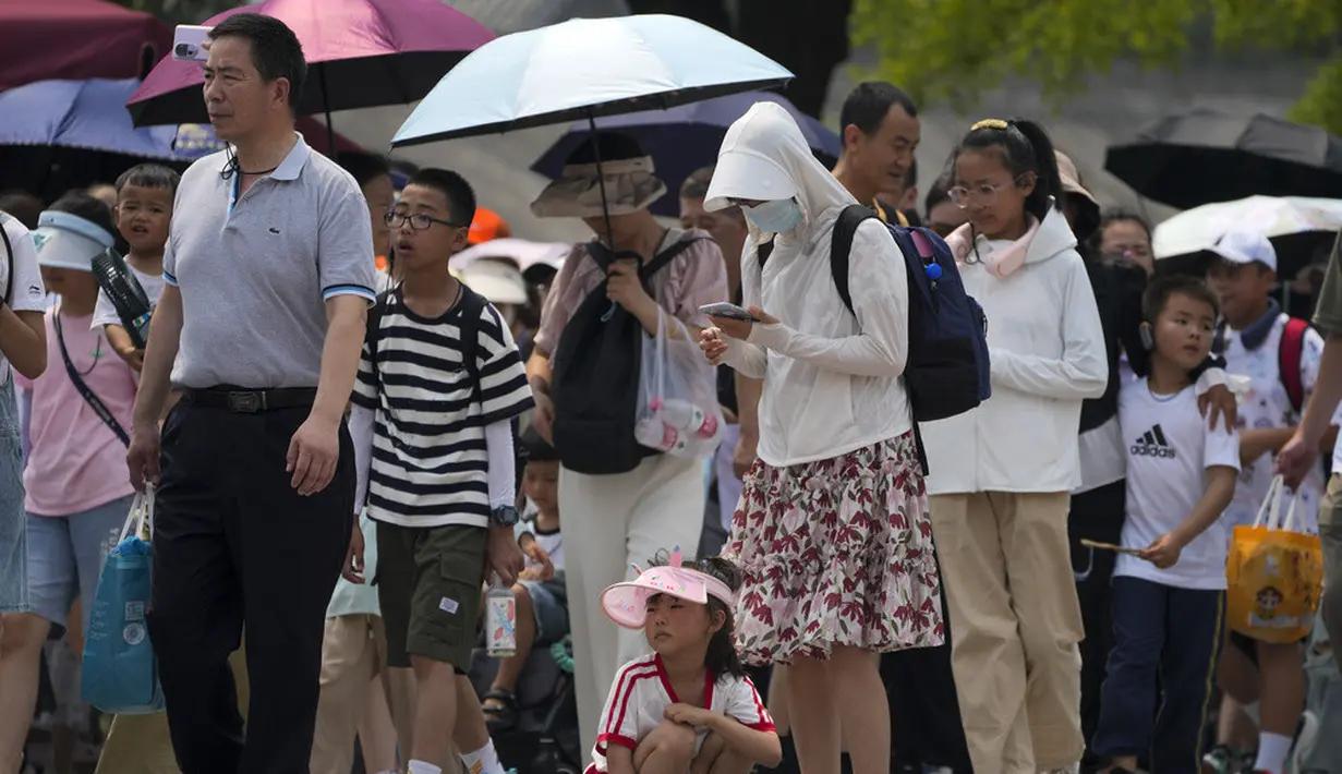 <p>Suhu tertinggi bulan Juni sebelumnya dicatat pada 10 Juni 1961, ketika suhu mencapai 40,6 derajat celsius. (AP Photo/Andy Wong)</p>