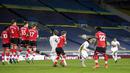 Pemain Leeds United, Raphinha, mencetak gol ke gawang Southampton pada laga Liga Inggris di Stadion Elland Road, Selasa (23/2/2021). Leeds United menang dengan skor 3-0. (Gareth Copley/Pool via AP)