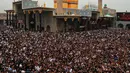 Ribuan umat Syiah Irak mengiringi peti jenazah yang menyimbolkan Musa al-Kadhim di Kadhimiya, Irak (12/4). Imam Musa al-Kadhim adalah imam ketujuh dari 12 imam Syiah yang meninggal pada 799. (AFP Photo/Ahmad Al-Rubaye)