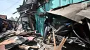 Kondisi sepeda motor tertimpa bangunan rumah yang ambruk akibat crane jatuh di kawasan Kemayoran, Jakarta, Kamis (6/12). Akibat kejidan tersebut menyebabkan tiga orang luka-luka. (Merdeka.com/Iqbal S. Nugroho)