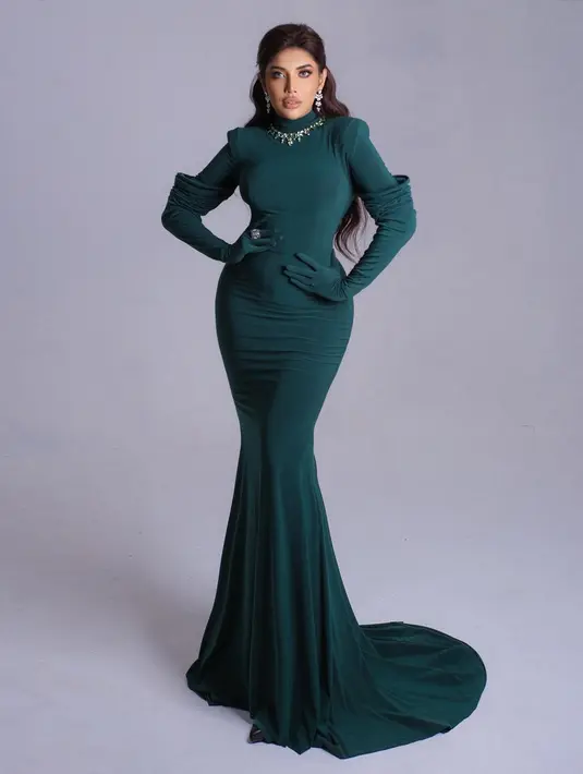 Ditulis dalam caption, "Gala Dinner Day 4," Millen tampil memukau dengan dress hijau. Dress ini tertutup dengan turtleneck, lengan panjang yang masih ditutup gloves berwarna senada, dan rok menjuntai tanpa slit. Foto: Instagram.