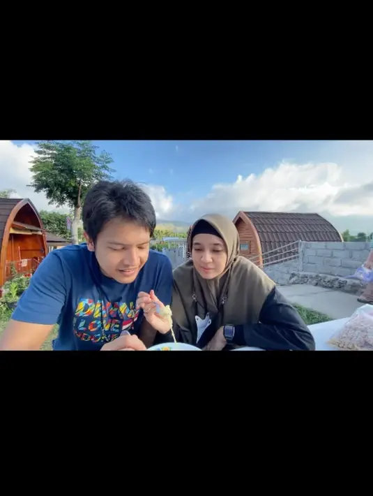 Dini Aminarti, dan Dimas Seto memilih untuk menikmati makanan satu mangkok berdua. So sweet ya. (Foto: Instagram/@dimasseto_1)