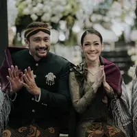 Tora Sudiro resmi menikahkan putri sulungnya, Azzahra Nabila Sudiro, bersama mantan istrinya, Anggraini Kadiman. [Foto: Instagram/t_orasudi_ro]