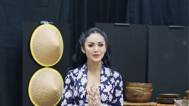 Krisdayanti Dibalut Kebaya Kutu Baru. [@krisdayantilemos]