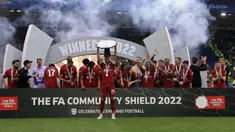 Pemain Liverpool Jordan Henderson mengangkat trofi setelah memenangkan pertandingan sepak bola FA Community Shield melawan Manchester City di King Power Stadium, Leicester, Inggris, 30 Juli 2022. Liverpool sukses meraih trofi Communiy Shield usai mengalahkan Manchester City dengan skor 3-1. (AP Photo/Leila Coker)