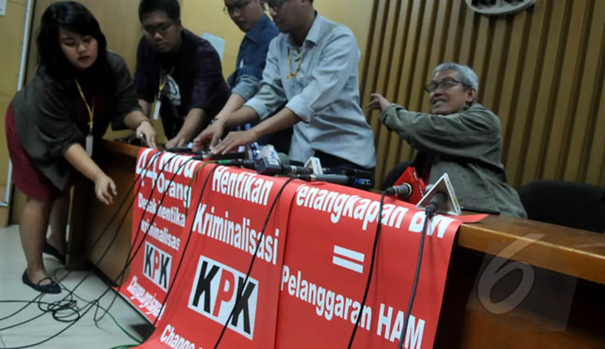 Pegiat anti korupsi yang tergabung dalam Koalisi Masyarakat Sipil Antikorupsi mempersiapkan poster hentikan kriminalisasi KPK sebelum melakukan konferensi pers menanggapi keputusan presiden di Gedung KPK, Jakarta, Kamis (19/2). (Liputan6.com/Johan Tallo)