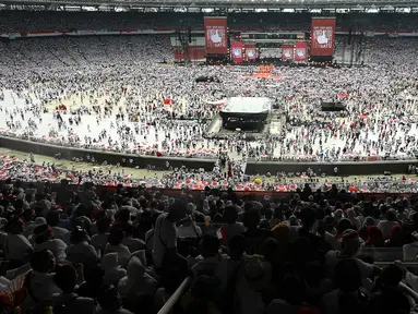 Ribuan pendukung memadati kampanye akbar capres dan cawapres Joko Widodo (Jokowi)-Ma'ruf Amin di Stadion Utama GBK, Senayan, Jakarta, Sabtu (13/15). Kampanye yang diisi dengan konser musik dari ratusan selebritas bertajuk Konser Putih Bersatu. (Liputan6.com/Herman Zakharia)