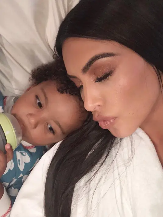 Namun bagi anak-anaknya, Kim hanya seorang ibu. (instagram/kimkardashian)