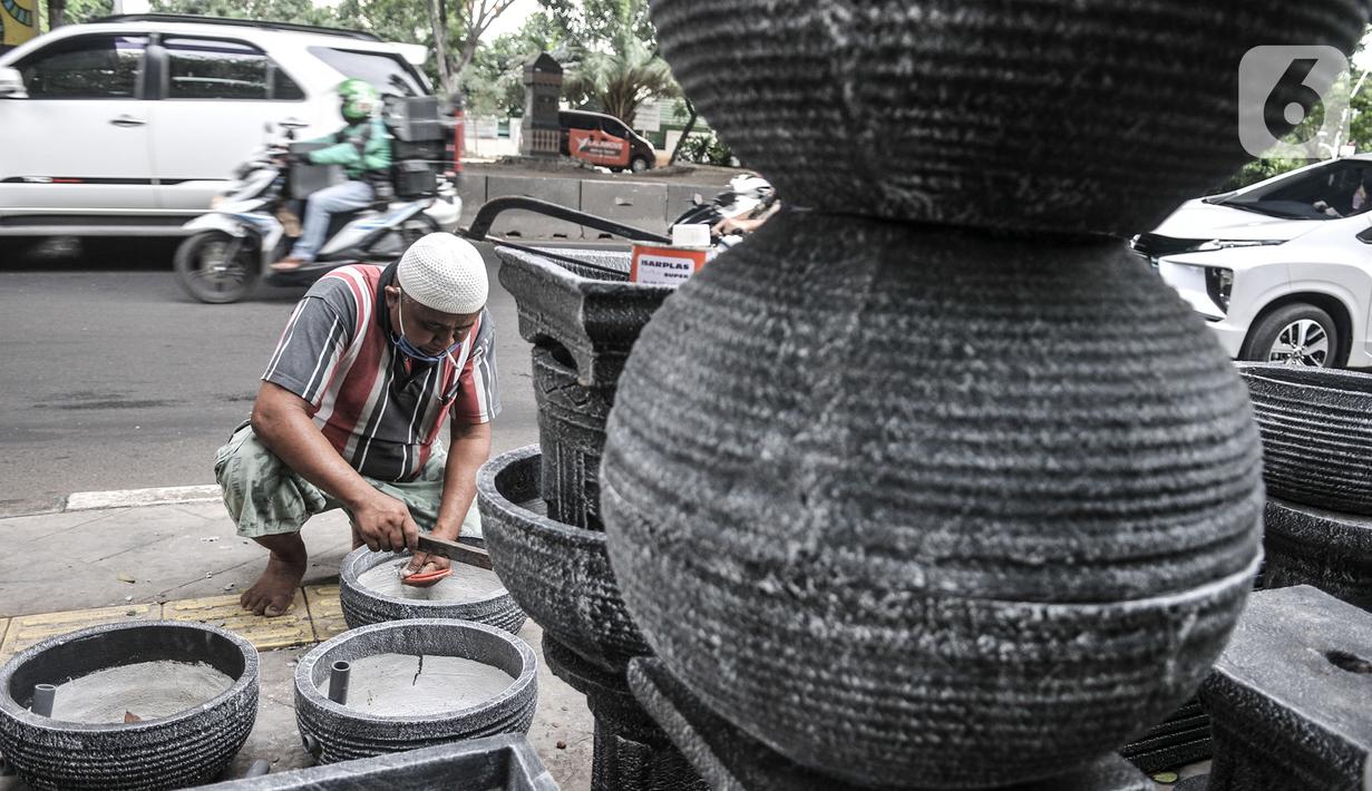 Perajin menyelesaikan pembuatan wastafel batu alam di Jakarta, Rabu (15/7/2020). Dalam sehari Awan (30) mampu membuat 10 buah wastafel batu alam yang dibanderol mulai dari Rp250 ribu hingga Rp1,5 juta per buah tergantung model, ukuran, dan jenis bahan yang digunakan. (merdeka.com/Iqbal Nurgoho)