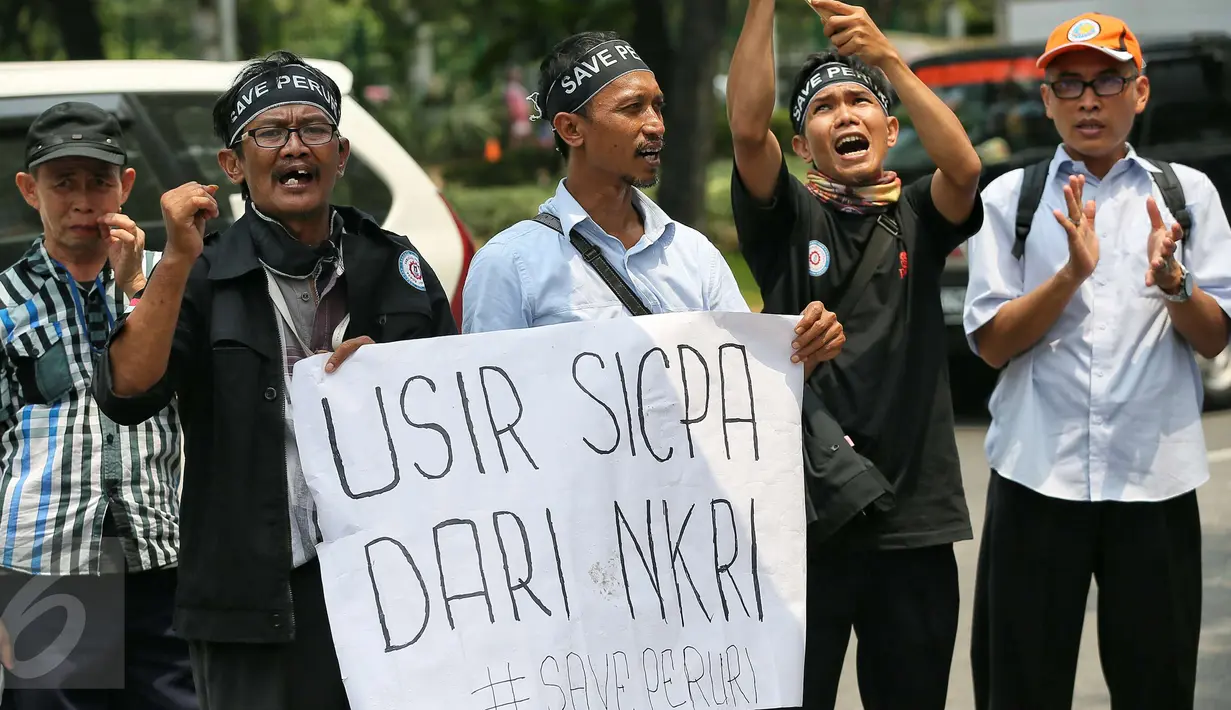 Serikat Pekerja Peruri berunjuk rasa di depan Kementerian BUMN, Jakarta, Selasa (19/1). Mereka menuntut direksi Perum Peruri mundur lantaran tidak mendapat hak sepenuhnya sebagai pekerja di lembaga pencetak rupiah tersebut. (Liputan6.com/Faizal Fanani)