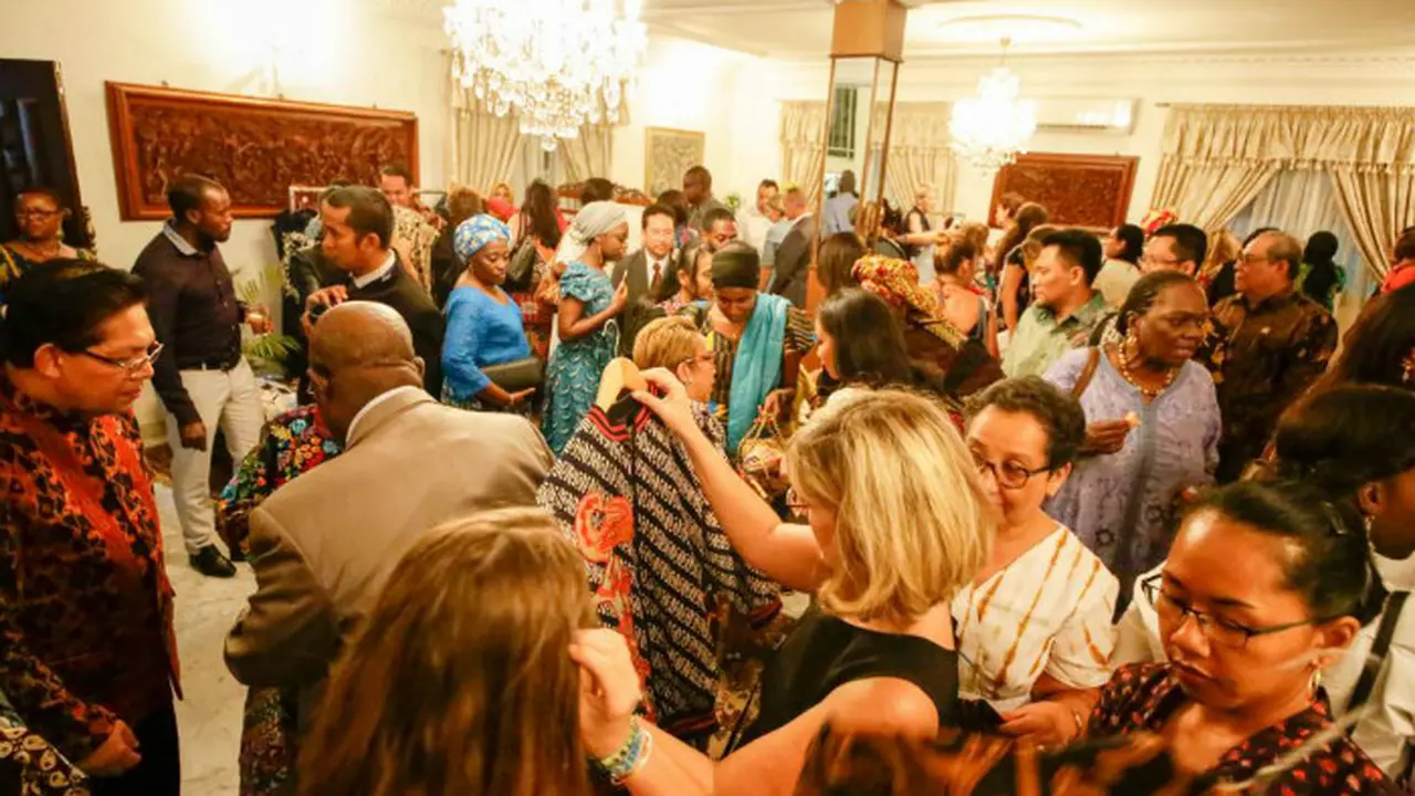 Para pengunjung Festival Budaya Indonesia di Senegal yang sedang berburu batik