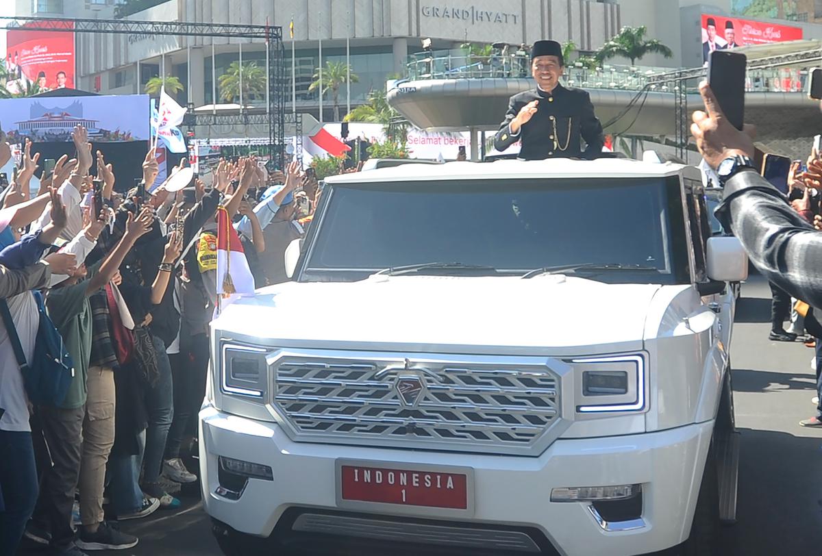 Jokowi menuju Bandara Halim Perdanakusuma naik Maung Garuda putih