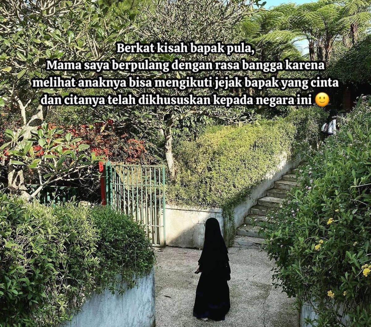 "Berkat kisah bapak pula, Mama saya berpulang dengan rasa bangga karena melihat anaknya bisa mengikuti jejak bapaknya yang cinta dan citanya telah dikhususkan kepada negara ini 🙂," lanjutnya. <br>