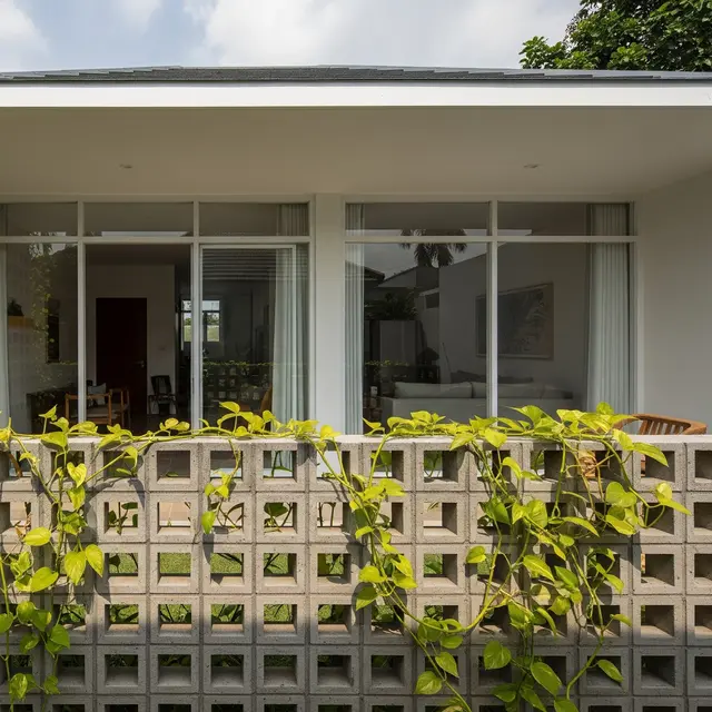 Teras Rumah dengan Pagar Tanaman Hidup (Gemini AI)