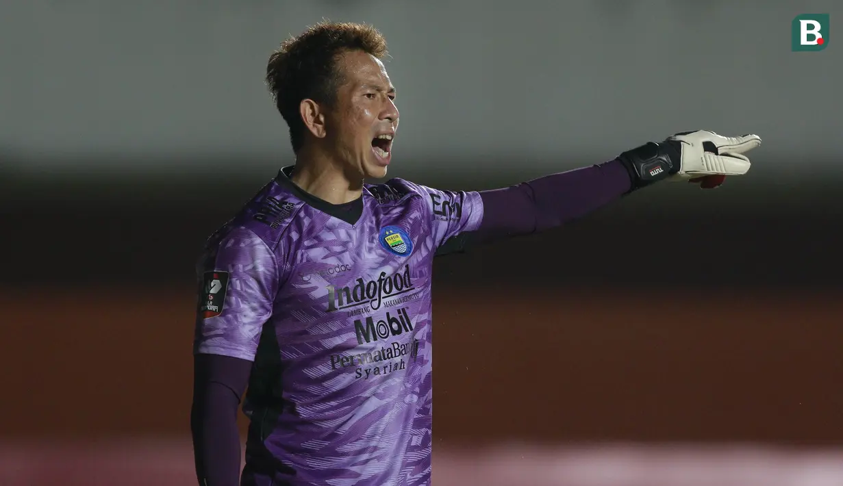 Kiper Persib Bandung, I Made Wirawan saat melawan Persija Jakarta dalam laga leg pertama final Piala Menpora 2021 di Stadion Maguwoharjo, Sleman, Kamis (22/4/2021). Persib kalah 0-2. (Bola.com/M Iqbal Ichsan)