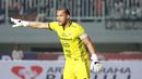 Kiper Persija, Andritany Ardhiyasa memberikan arahan kepada rekannya saat melawan Persikabo 1973 pada laga pekan keempat BRI Liga 1 2022/2023 di Stadion Pakansari, Kabupaten Bogor, Minggu (14/8/2022). (Bola.com/M Iqbal Ichsan)