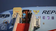 Presiden Jokowi (kiri) didampingi Ibu Negara Iriana Widodo melambaikan tangan di Bandara Udara Halim Perdana Kusuma, Jakarta, (20/11/). Kepergian Presiden ke Malaysia untuk menghadiri Konferensi Tingkat Tinggi (KTT) ke-27. (Liputan6.com/Faizal Fanani)
