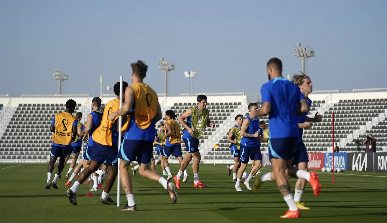 Para pemain Inggris melakukan pemanasan saat mengikuti sesi latihan di Kompleks Olahraga Al Wakrah di Al Wakarah, Qatar, Senin, 28 November 2022.  Inggris akan bertanding melawan Wales pada lanjutan grup B Piala Dunia 2022. (AP Photo/Abbie Parr)