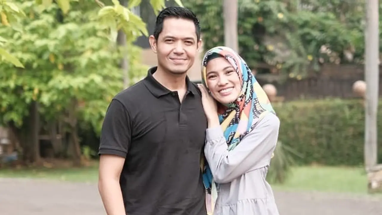 [Fimela] Keluarga Dude Harlino dan Alyssa Soebandono